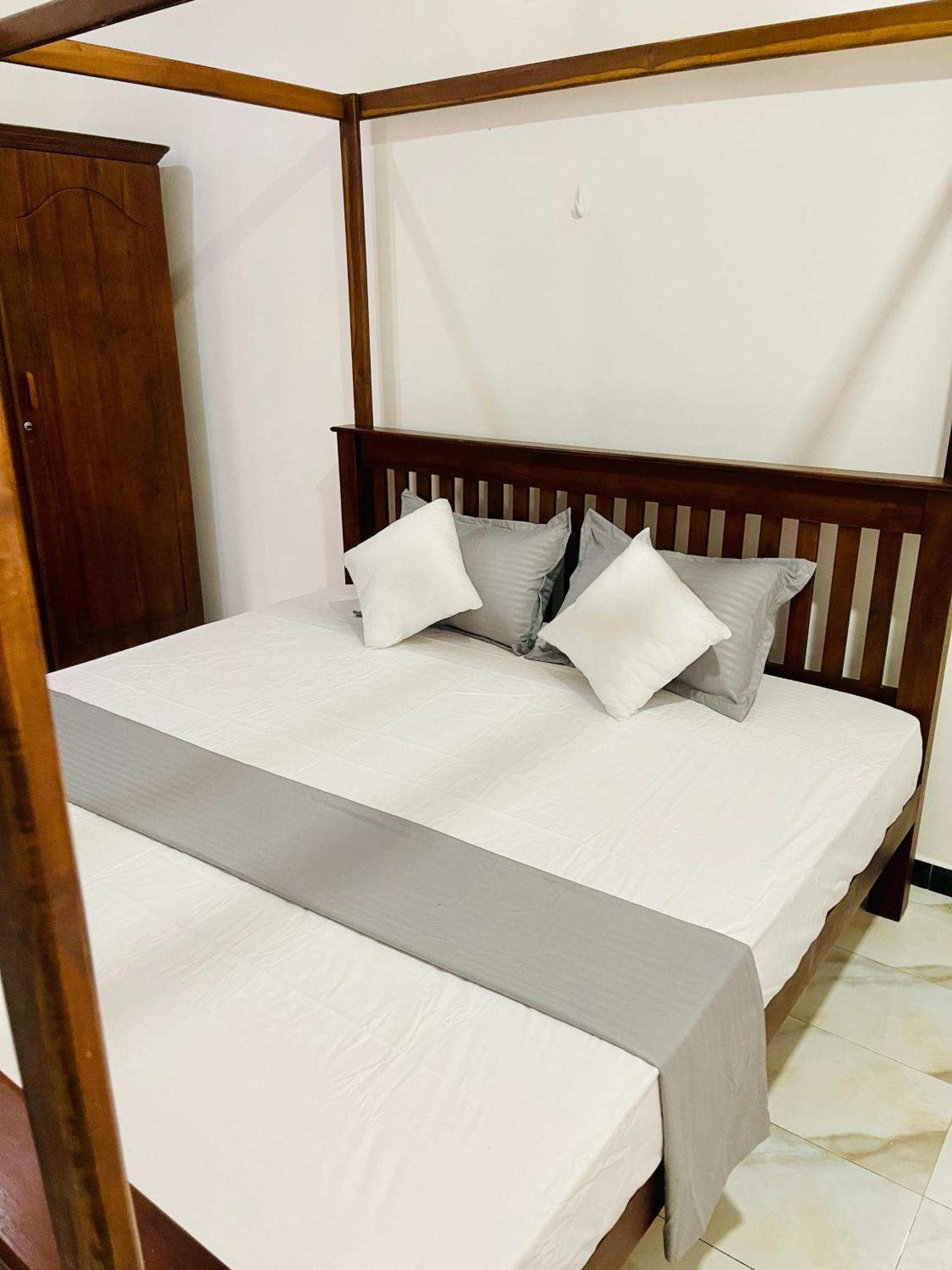 Sand & Surf Guest House Negombo Exterior photo