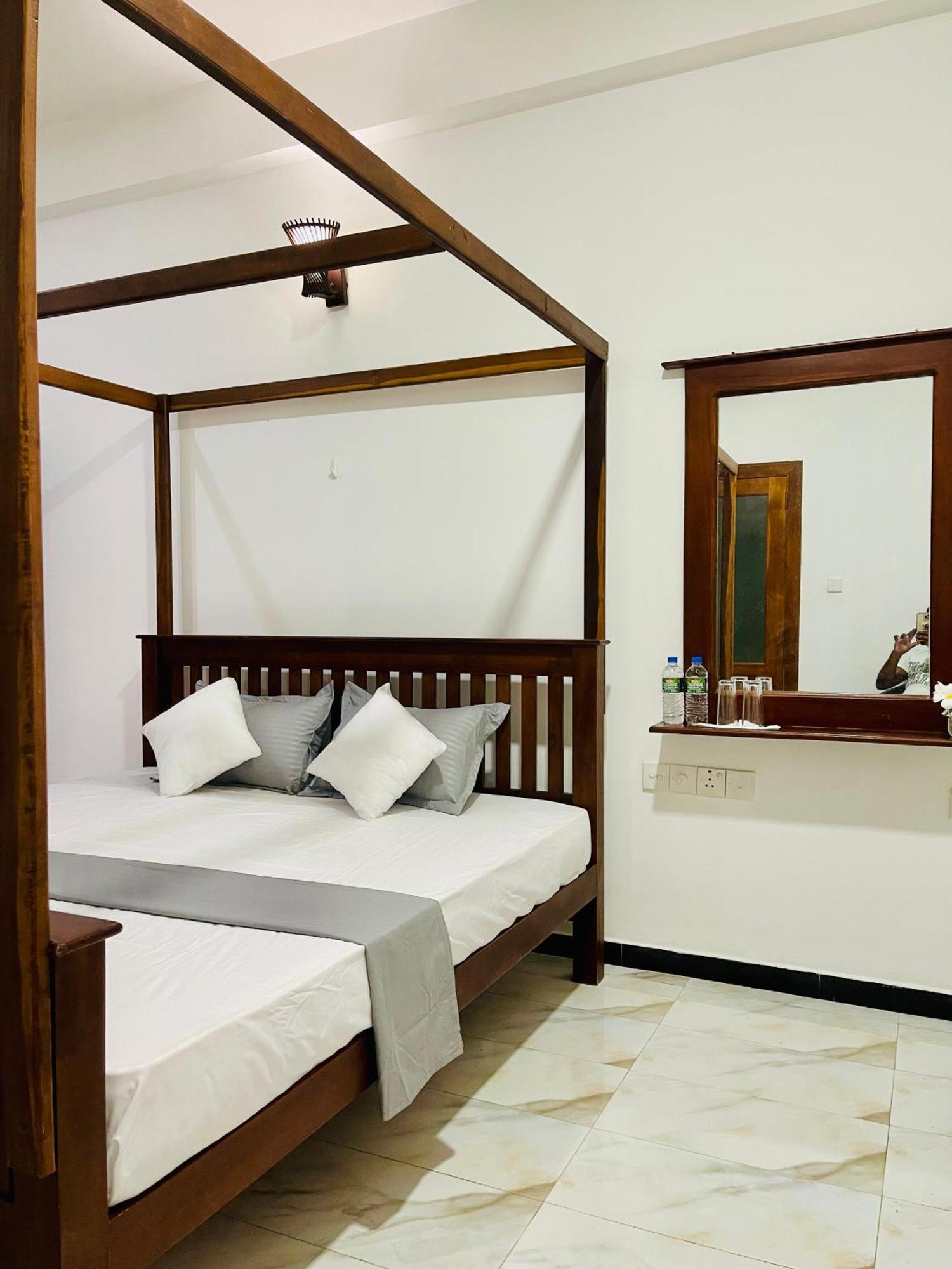 Sand & Surf Guest House Negombo Exterior photo